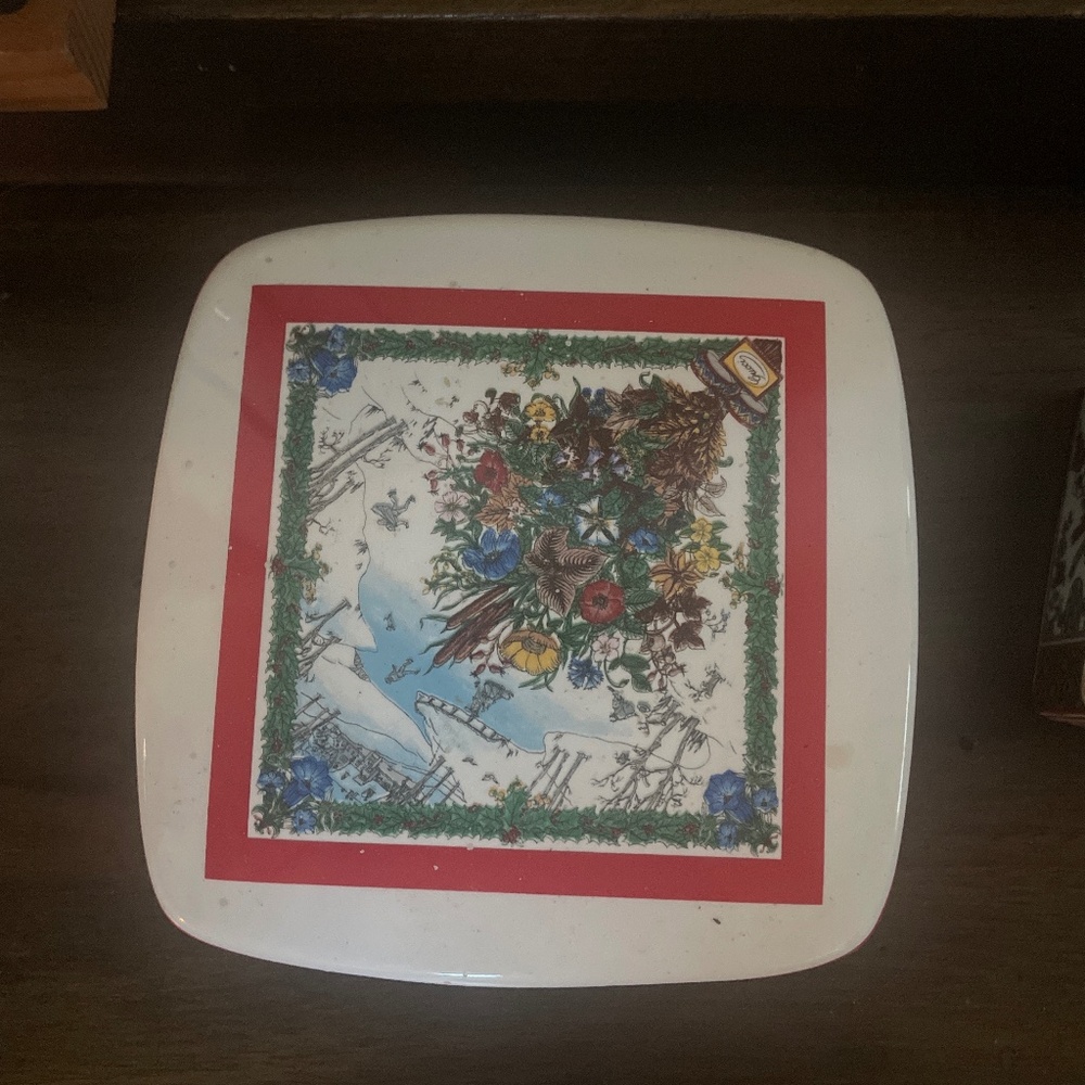 Vintage porcelain Gucci jewelry box